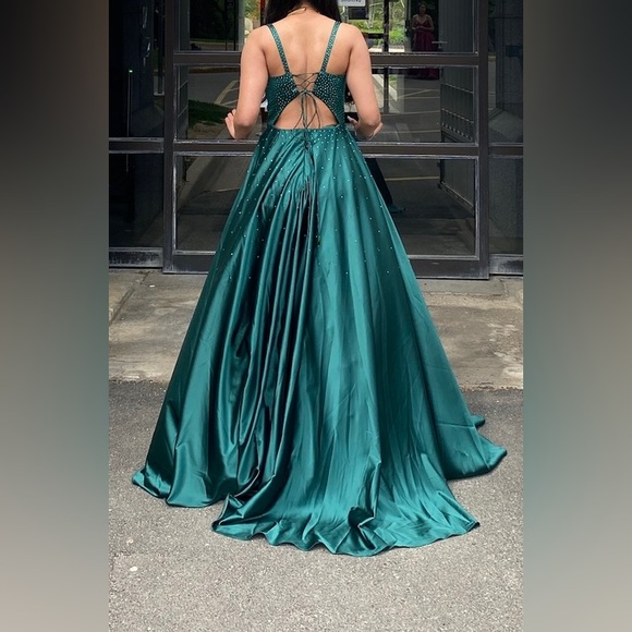 Beautiful prom dress - Picture 3 of 4